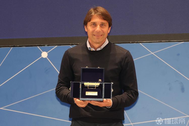 官方:孔蒂赢得24/25赛季意甲金板凳奖,马雷斯卡赢得特别奖